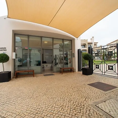 Pine Hills Vilamoura 4* فيلامورا